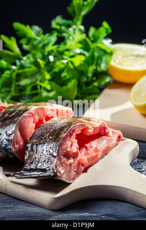 Pesce fresco con limone e sale Foto Stock