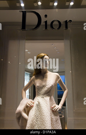 Il manichino nella finestra Dior store Via Condotti Roma shopping di lusso di moda italia Foto Stock