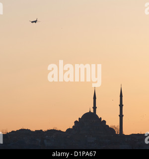 Aereo in volo sopra la Moschea di Suleymaniye, terzo colle, Istanbul, Turchia Foto Stock