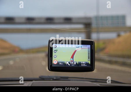 Sat Nav sullo schermo di un veicolo in autostrada. Foto Stock