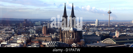 Ariel panorama, città di Colonia, la cattedrale di Colonia, St Martins chiesa, il fiume Reno, Renania settentrionale-Vestfalia, Germania, Europa Foto Stock