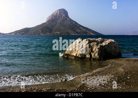 Isola di Telendos vedere da Kalymnos, Grecia Foto Stock