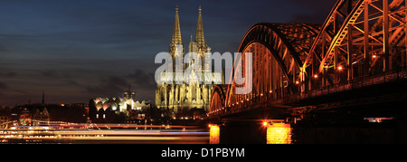 Vista panoramica della città di Colonia di notte con la cattedrale di Colonia e dal fiume Reno, Renania settentrionale-Vestfalia, Germania, Europa Foto Stock