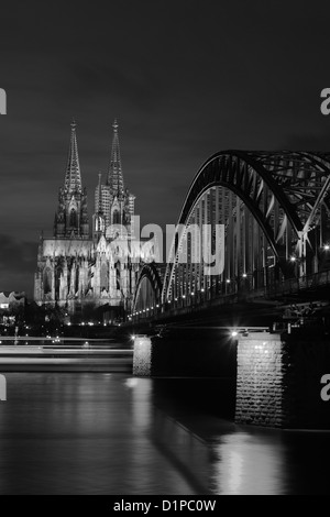 Vista panoramica della città di Colonia di notte con la cattedrale di Colonia e dal fiume Reno, Renania settentrionale-Vestfalia, Germania, Europa Foto Stock