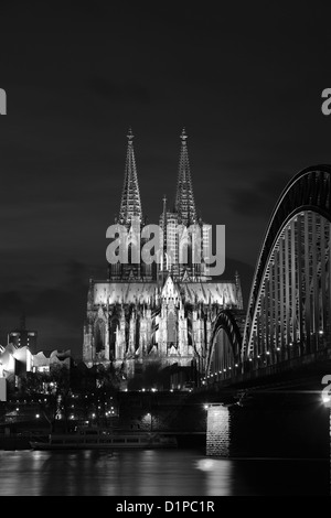 Vista panoramica della città di Colonia di notte con la cattedrale di Colonia e dal fiume Reno, Renania settentrionale-Vestfalia, Germania, Europa Foto Stock