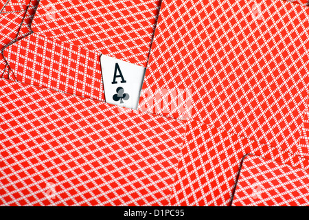Un asso del club card è visto tra i tanti a faccia in giù le carte da poker Foto Stock