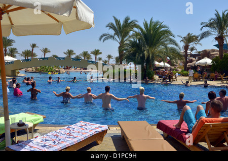 Tenersi in forma di classe, il Marriott Hotel piscina e giardini, Taba Heights holiday resort complesso al Monte Sinai in Egitto. Foto Stock