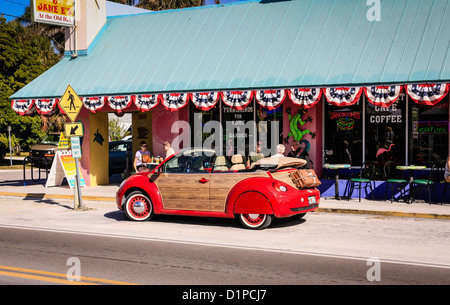 Un VW personalizzato al di fuori di un carribean style cafe su Anna Maria Island FL Foto Stock