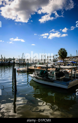 Barche da pesca legato fino al pontile a Cortez su Anna Maria Island FL Foto Stock