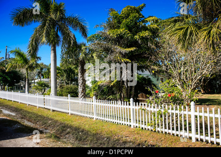 White picket fencing intorno al villaggio di Cortez su Anna Maria Island FL Foto Stock