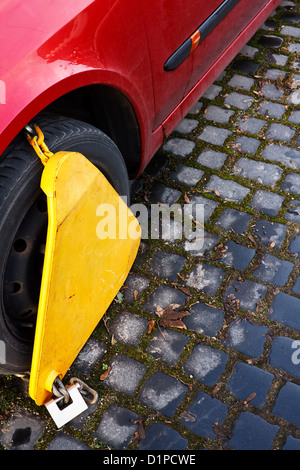 Automobile a morsetto di bloccaggio di ruota sulla macchina parcheggiata Foto Stock