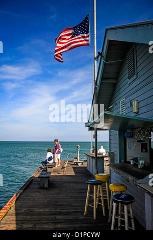 Persone in piedi ammirando la vista da Anna Maria molo della città in Florida Foto Stock