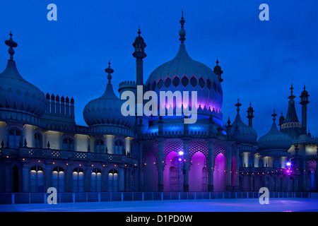 Brighton Royal Pavilion con l'inverno pista di pattinaggio su ghiaccio e pattinatori di notte, Brighton East Sussex, Inghilterra Foto Stock