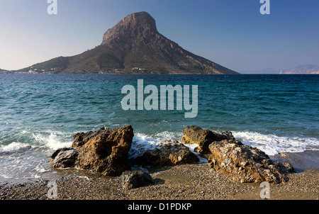 Isola di Telendos visto da Kalymos, Grecia, con rocce in primo piano Foto Stock