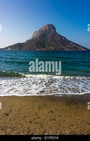 Isola di Telendos visto da Kalymos, Grecia, Sandy beack Foto Stock