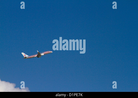 American Airlines Boeing 767 al decollo dall'Aeroporto Internazionale di Miami, Florida, Stati Uniti d'America. Foto Stock