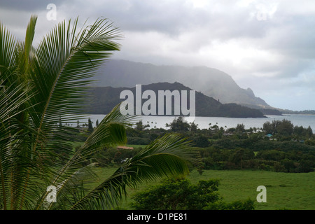 Hanalei Bay sulla costa Nord di Kauai island, Hawaii, Stati Uniti d'America. Foto Stock