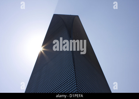 Il mondo Finance Centre di Shanghai getta un ombra come il sole è esposta lungo uno dei lati del Foto Stock