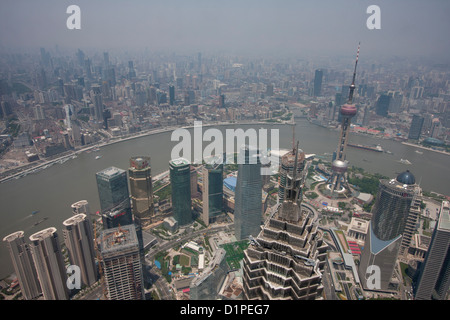 La vista dalla cima del mondo Finance Centre di Shanghai Foto Stock