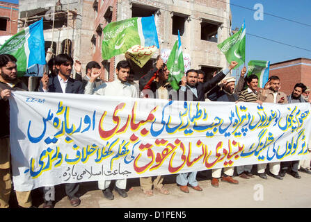 Gli attivisti del Jamat-e-Islami chant slogan contro i militanti malte sgranare nella bara tehsil durante la manifestazione di protesta a Peshawar press club mercoledì 02 gennaio, 2013. Foto Stock