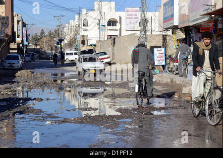 Pendolari passano attraverso il ristagno di acqua di fognatura creando problemi per i residenti che mostra la negligenza del dipartimento interessato a Shahbaz città di Quetta mercoledì 02 gennaio, 2013. Foto Stock