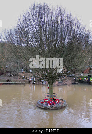 Il 2 gennaio 2013. Inondazioni in Jackfield, Shropshire, Regno Unito. Il memoriale di guerra si siede come un isola con la barca Inn parzialmente sommerso in traboccante acque fangose del fiume Severn. Foto Stock