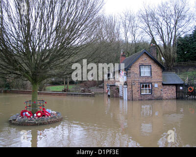 Il 2 gennaio 2013. Inondazioni in Jackfield, Shropshire, Regno Unito. Il memoriale di guerra si siede come un isola con la barca Inn parzialmente sommerso in traboccante acque fangose del fiume Severn. Foto Stock