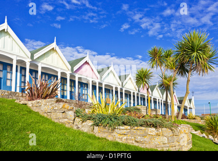 Cabine in giardini Greenhill sulla spianata passeggiata lungomare Weymouth Dorset England Regno Unito GB EU Europe Foto Stock