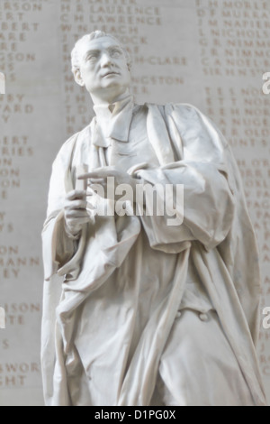 Statua di Sir Isaac Newton in ingresso al Trinity College Chapel, Cambridge, Inghilterra Foto Stock