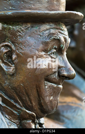 Statua di Stan Laurel e Oliver Hardy, di Graham Ibbeson sul display in alloro il luogo di nascita: Ulverston, Cumbria, Inghilterra Foto Stock