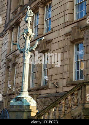 Lampada posta al di fuori del museo del mondo interno sul Byron Street in Liverpool Regno Unito Foto Stock