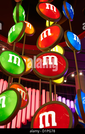 Interno del M&M store Leicester Square London REGNO UNITO Foto Stock