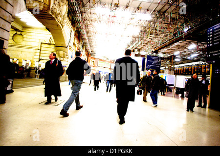 Pendolari in Stazione Waterloo di Londra REGNO UNITO Foto Stock