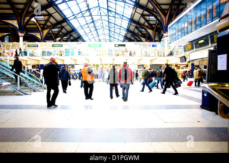 Passeggeri in Liverpool Street Station Terminal, London, England, Regno Unito Foto Stock