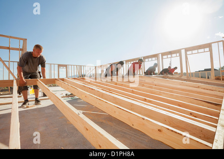 Lavoratori di telaio di sollevamento sul sito in costruzione Foto Stock