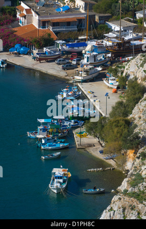 Le piccole imbarcazioni da pesca, Vathi Harbour, Kalymnos, Grecia Foto Stock