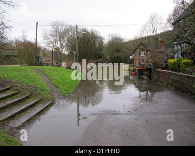 Il 2 gennaio 2013. Inondazioni in Jackfield, Shropshire, Regno Unito. La strada lungo il fiume porta dritto nella palude della Severn. Foto Stock