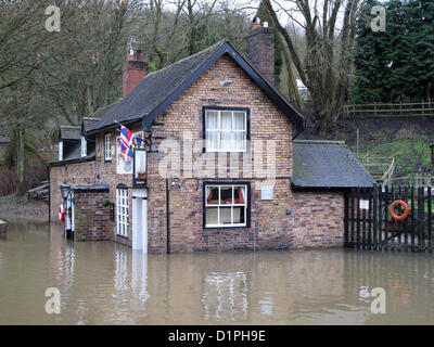 Il 2 gennaio 2013. Inondazioni in Jackfield, Shropshire, Regno Unito. La strada lungo il fiume porta dritto nella palude della Severn. Foto Stock