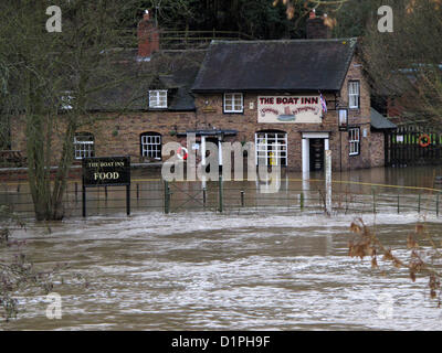 Il 2 gennaio 2013. Inondazioni in Jackfield, Shropshire, Regno Unito. La strada lungo il fiume porta dritto nella palude della Severn. Foto Stock