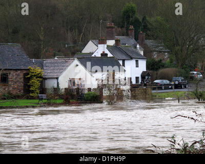 Il 2 gennaio 2013. Inondazioni in Jackfield, Shropshire, Regno Unito. Una casa e giardino si trovano parte sommerso come il fiume Severn sorge e inondazioni. Foto Stock