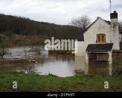 Il 2 gennaio 2013. Inondazioni in Jackfield, Shropshire, Regno Unito. Una casa e giardino si trovano parte sommerso come il fiume Severn sorge e inondazioni. Foto Stock