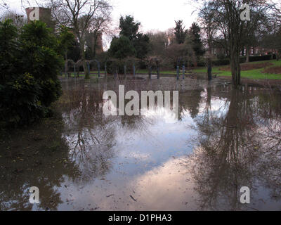 Il 2 gennaio 2013. Inondazioni in Ironbridge, Shropshire, Regno Unito. Un percorso in Dale percorso terminale le modifiche apportate a una vista di un'isola creato da uno straripamento fiume Severn. Foto Stock