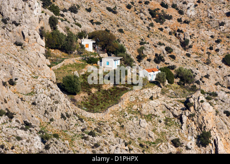 La piccola cappella con alberi e terrazze, Vathi, Kalymnos, Grecia Foto Stock