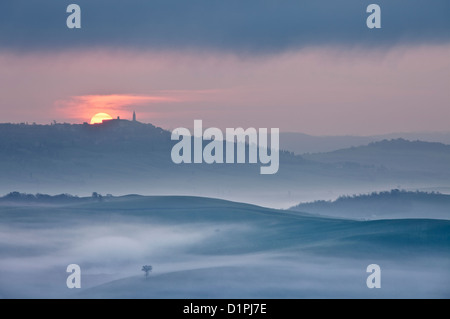 Vista sulla Val d'Orcia verso Pienza a sunrise, nei pressi di San Quirico d'Orcia, Val d'Orcia Toscana, Italia, Europa Foto Stock