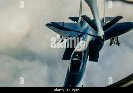 Una KC-135 Stratotanker refuels un F-15 Eagle durante un allenamento sortie vicino a Kadena Air Base, Giappone, Dic 27, 2012. Il 909th Air Refuelling Squadron fornisce pronti per il combattimento aereo cisterna KC-135 personale di volo per supportare le operazioni di tempo di pace a tutti i livelli del conflitto in Foto Stock