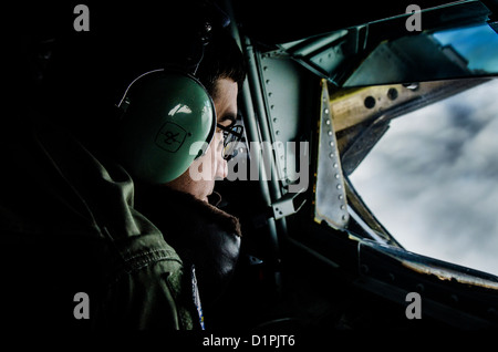 Stati Uniti Air Force Staff Sgt. Dan Johnson, 909th Air Refuelling Squadron boom operatore, refuels un F-15 Eagle vicino a Kadena Air Base, Foto Stock