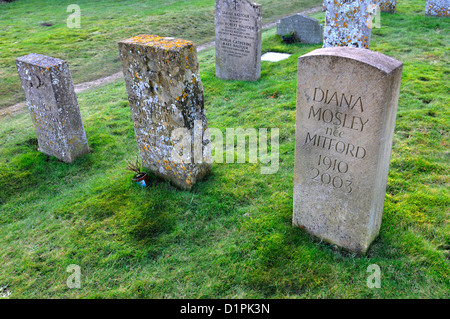 Lapidi di Diana, Unity e Nancy Mitford tombe nel cortile della chiesa di St Mary Swinbrook, vicino a Burford, Oxfordshire, Inghilterra, Regno Unito Foto Stock