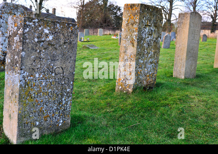 Lapidi di Diana, Unity e Nancy Mitford tombe nel cortile della chiesa di St Mary Swinbrook, vicino a Burford, Oxfordshire, Inghilterra, Regno Unito Foto Stock