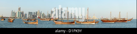 Vista panoramica di dhow tradizionale sul display nella baia di Doha in anticipo del Qatar della giornata nazionale nel dicembre 2012 Foto Stock