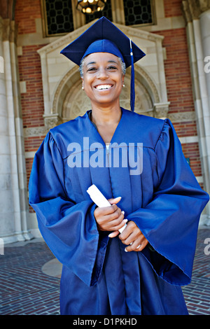 Sorridente donna nera azienda diploma di laurea Foto Stock